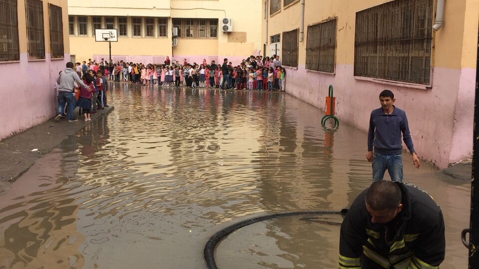 Okulu su bastı, öğrenciler mahsur kaldı