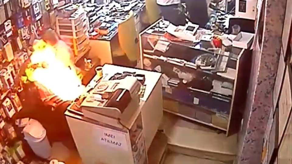 Tamir etmek istediği telefon elinde patladı! İşte o anlar...