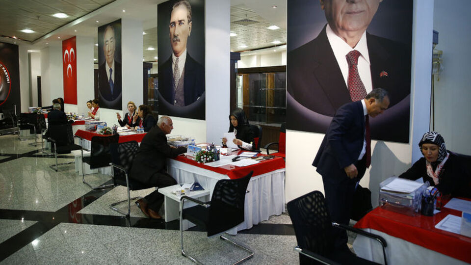 MHP'den eşine el kaldıranlara vize çıkmadı