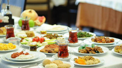 Oruçken uzun süre tok kalmak için sahurda nasıl beslenilmeli?