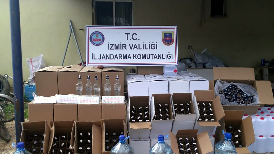 İzmir'de kaçak içki operasyonu