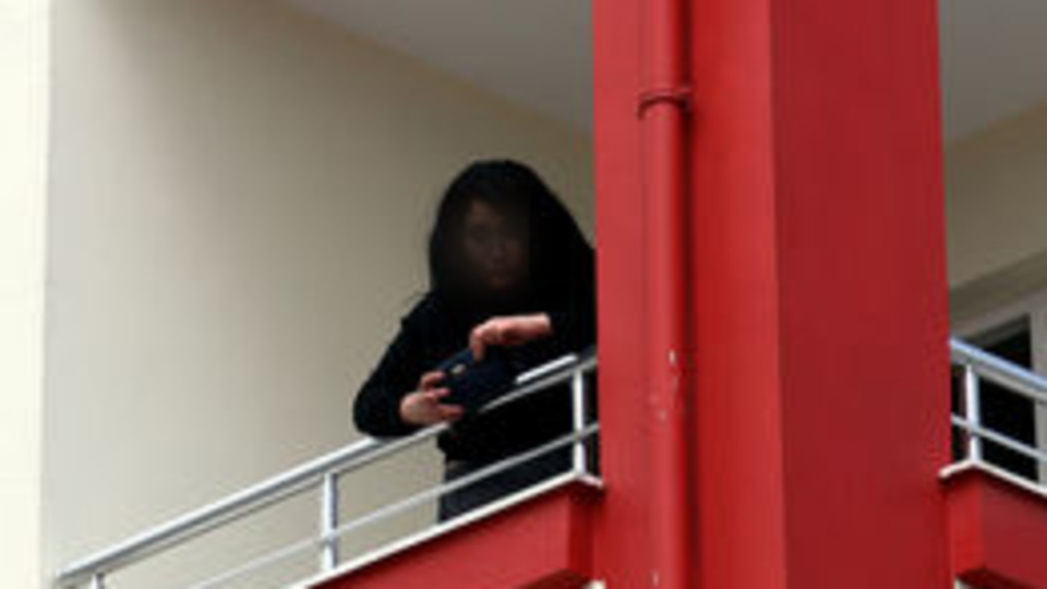 Genç kadın çığlık atarak yardım istedi! Evdeki taksi şoförü gözaltına alındı