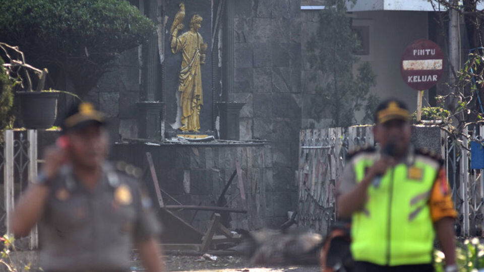 Endonezya'da 3 kiliseye intihar saldırısı
