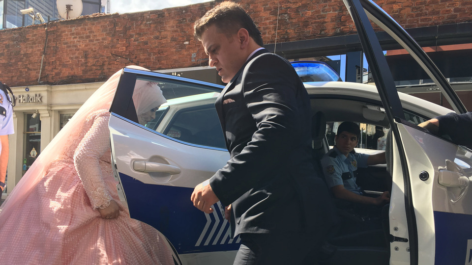 Gelin ve damada büyük şok! Düğüne gideceklerdi, karakola gittiler!