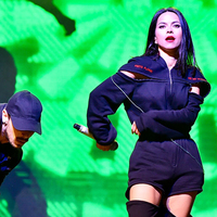 Ünlü şarkıcı sahneden düştü! İşte o anlar