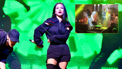 Ünlü şarkıcı sahneden düştü! İşte o anlar