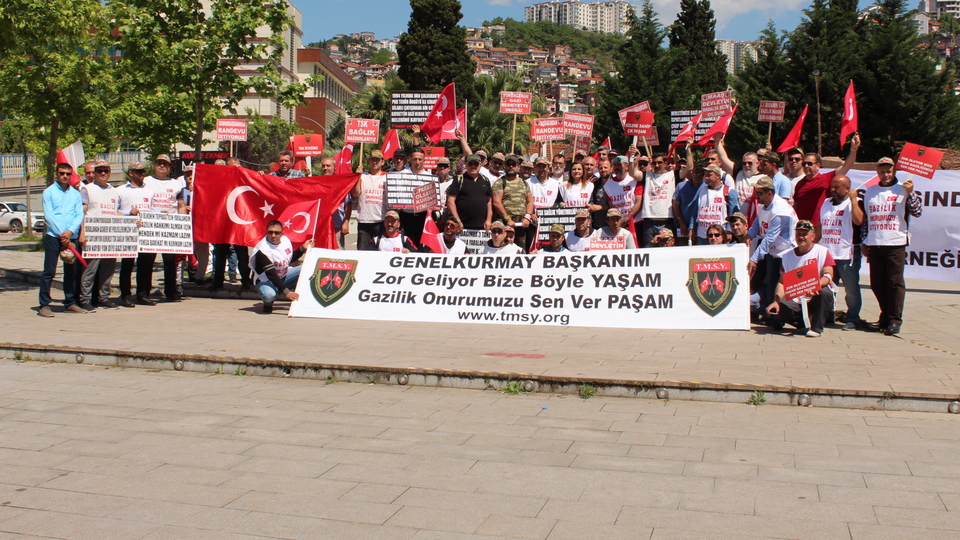 Gazi sayılmak için yürüyorlar