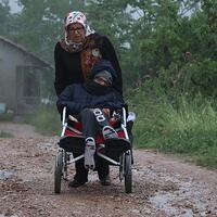 Bir haftada saçına aklar düştü... Serebral palsi hastası oğlu için 'çileli yolları' aşıyor