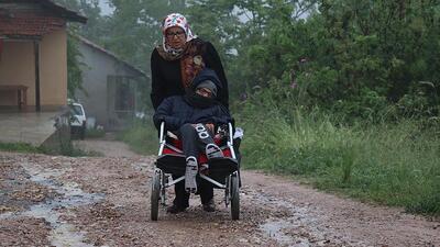 Bir haftada saçına aklar düştü... Serebral palsi hastası oğlu için 'çileli yolları' aşıyor