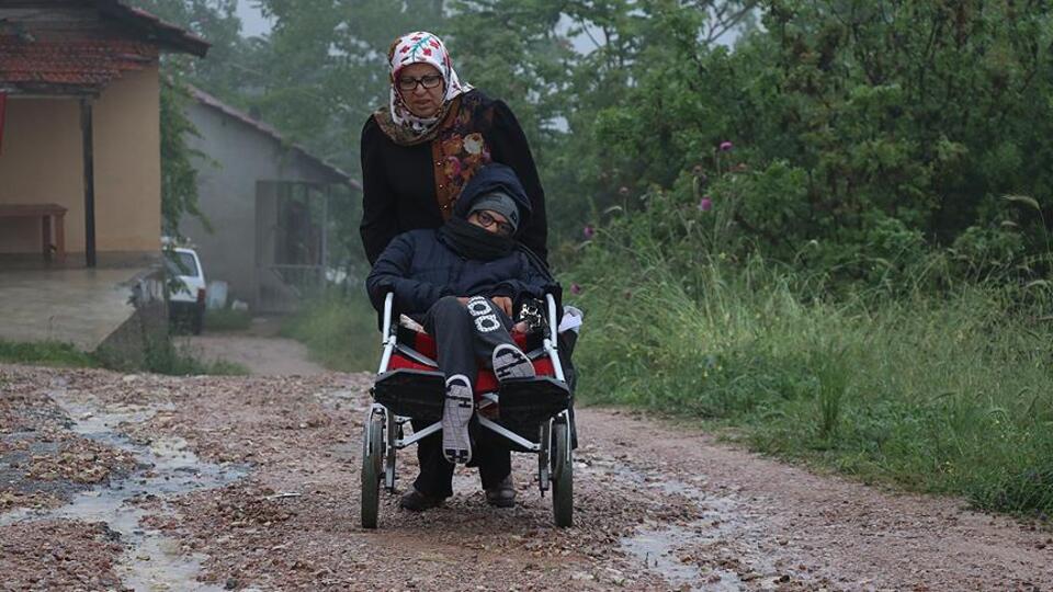 Bir haftada saçına aklar düştü... Serebral palsi hastası oğlu için 'çileli yolları' aşıyor