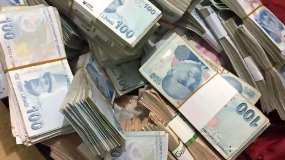 Otostop yapan yaşlı çifti arabalarına alan gençlere büyük sürpriz!