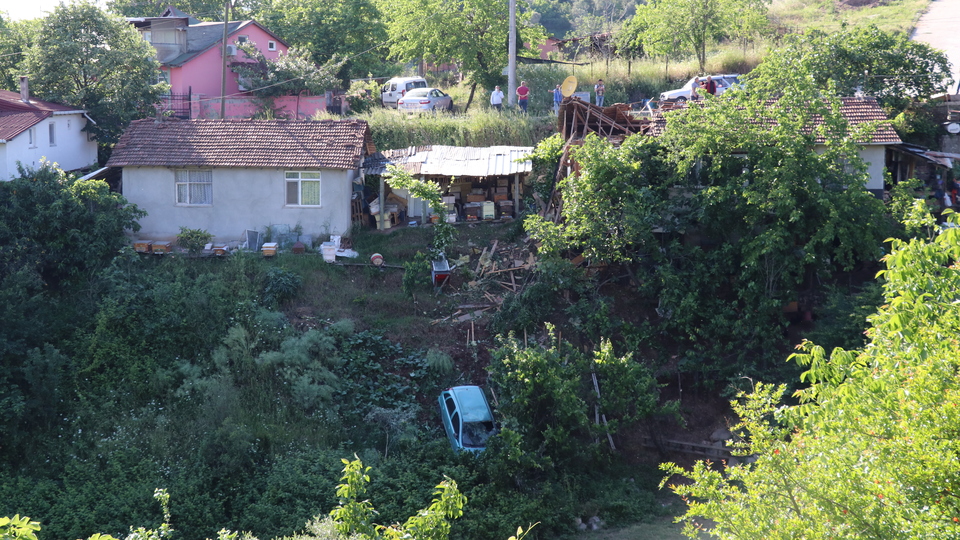 Gürültüyü duyan mahalleli korkuyla dışarı fırladı!