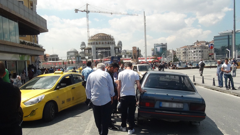 Taksim Meydanı'ndaki kaza trafiği felç etti