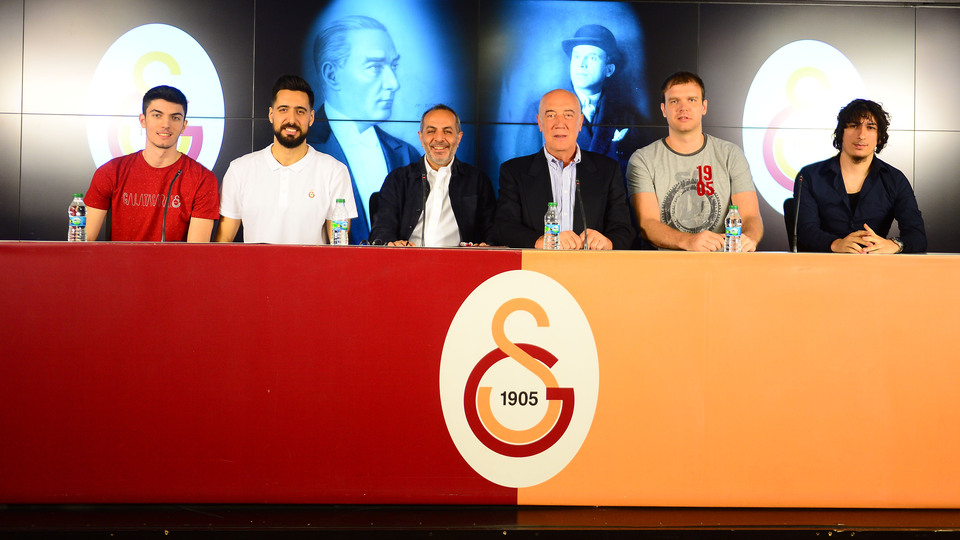 Galatasaraylı voleybolcular için imza töreni