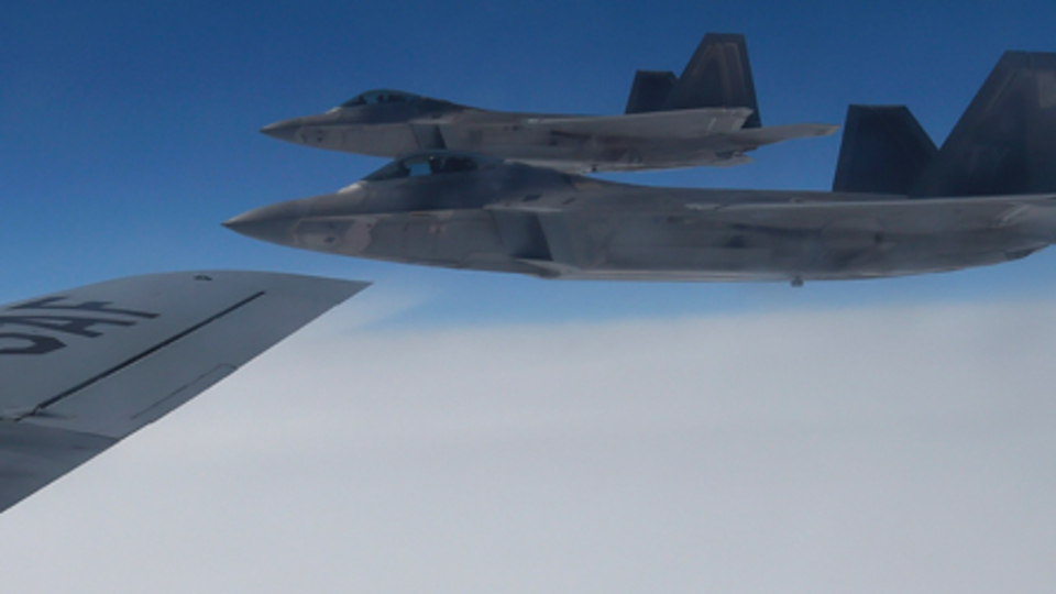 ABD jetlerinden Rus savaş uçaklarına önleme!