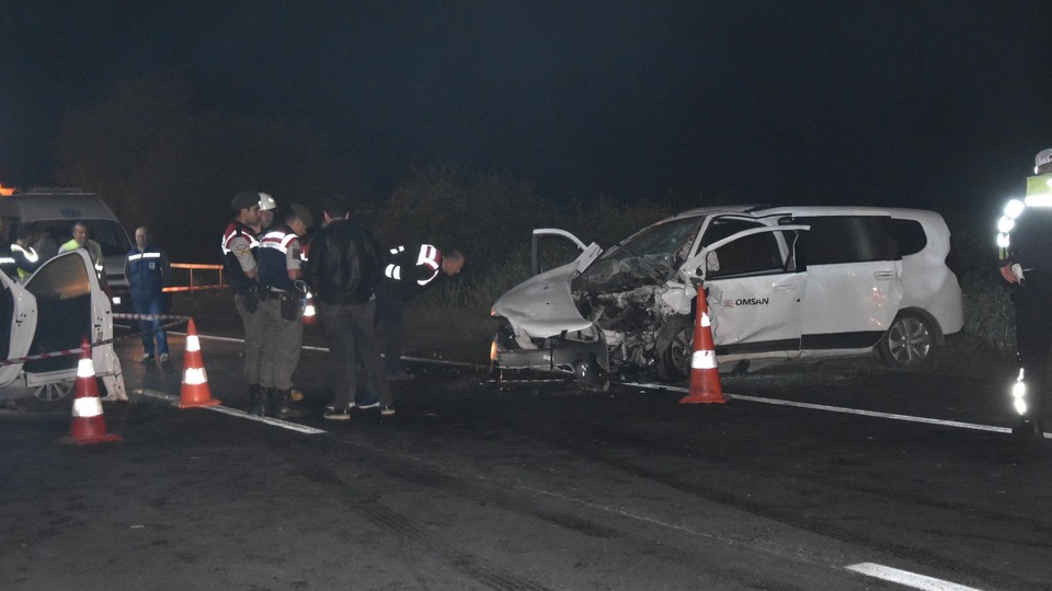 Kafa kafaya çarpıştılar! 2 kişi öldü, 1 kişi yaralandı