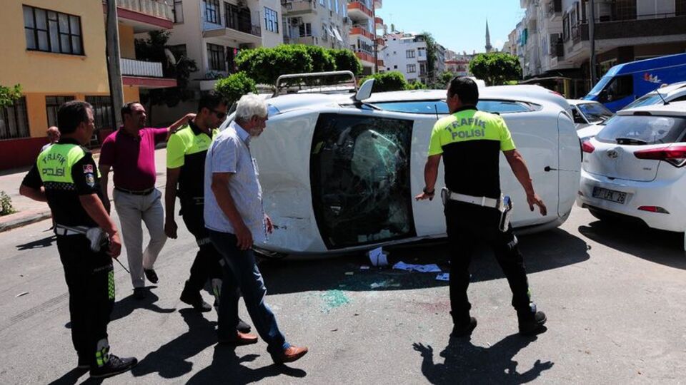 Cep telefonu ile mesajlaşırken kaza yaptı!