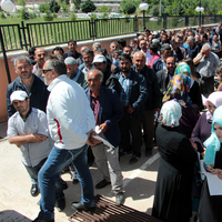 6 aylık geçici iş için uzun kuyruklar oluştu