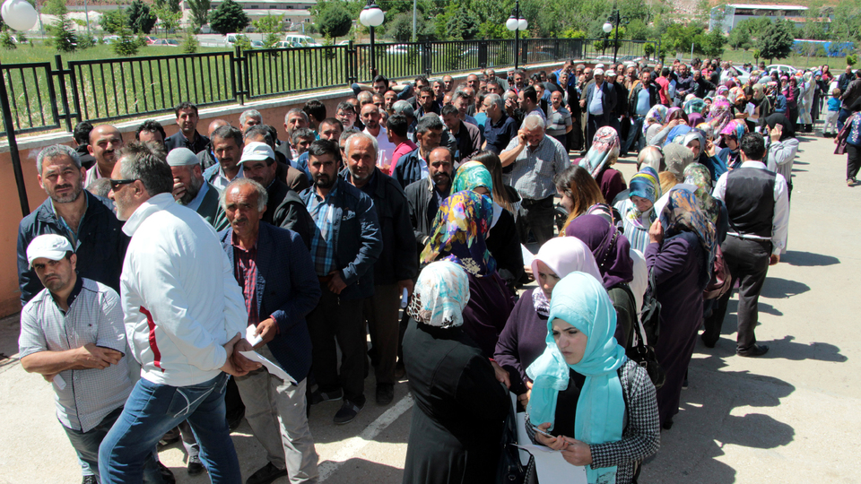 6 aylık geçici iş için uzun kuyruklar oluştu