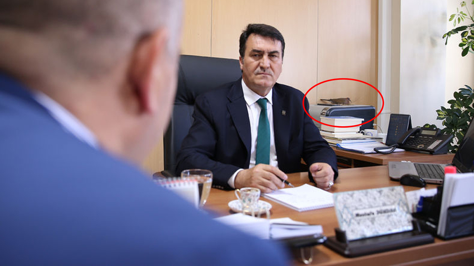 Başkanın odasında ilginç görüntü! "Ziyarete gelenler biblo sanıyor"