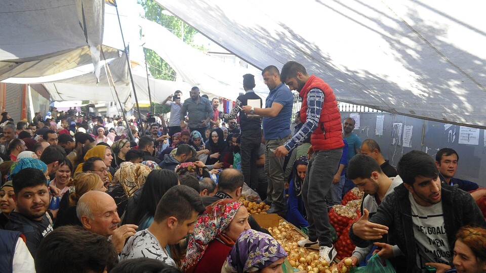 Bütün pazarı satın aldı, her şeyi bedava dağıttı
