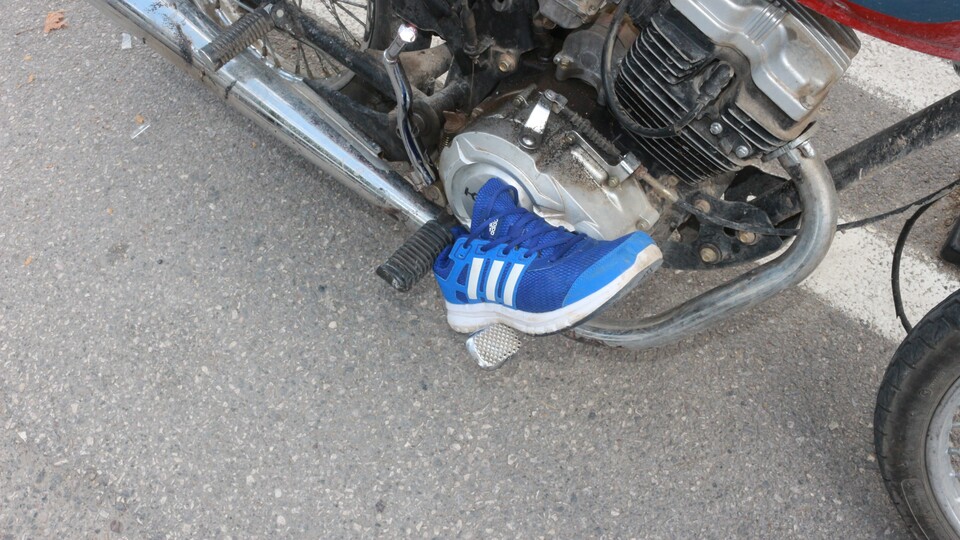 Sürücü uçtu, ayakkabısı frende takılı kaldı!