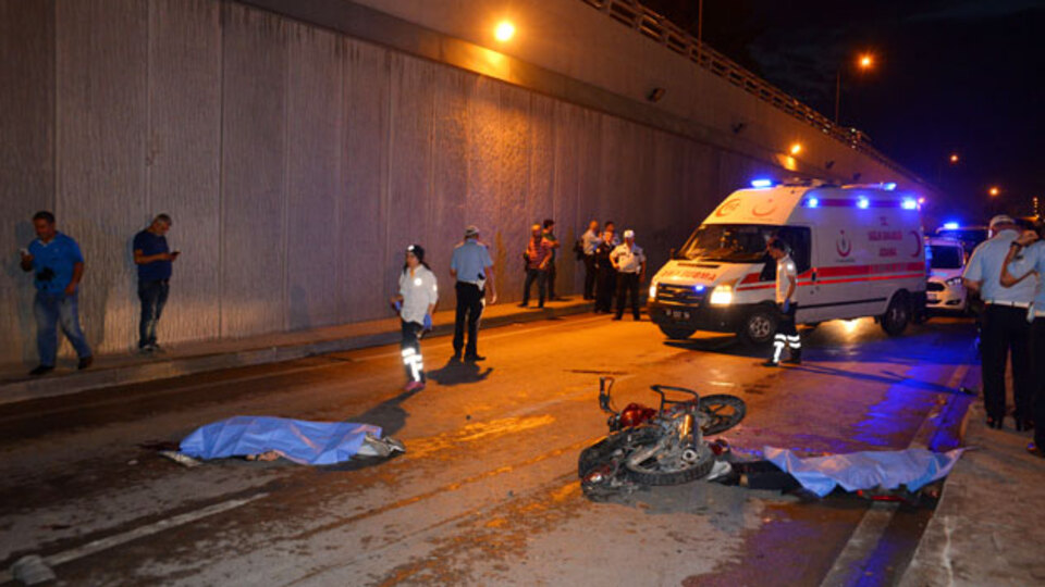 Adana'da feci kaza! Otomobilin çaptığı motosiklet karşı şeride geçti