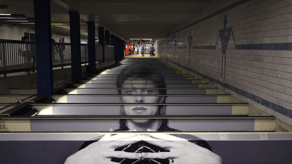 New York metrosunda David Bowie'ye sanat enstalasyonu