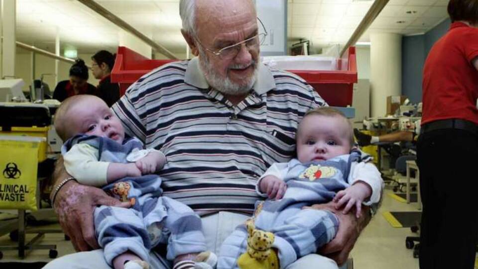 Ona 'Altın Kollu Adam' diyorlar! İşte nedeni...