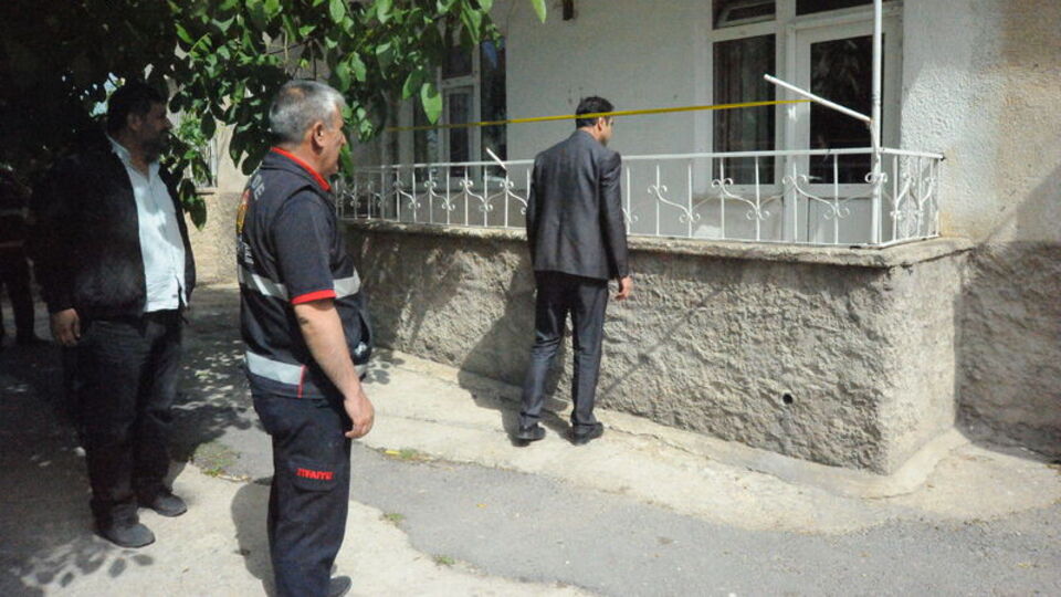 Kötü koku ihbarına giden ekipler hiç beklemedikleri bir görüntüyle karşılaştı!