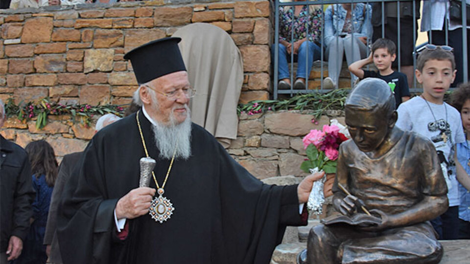Fener Rum Patriği Bartholomeos'un heykeli okuduğu okulun bahçesine konuldu