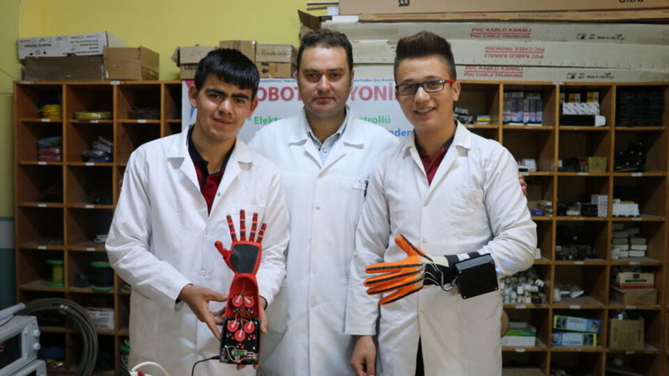 Liseliler tehlikeli işler için "biyonik el" yaptı