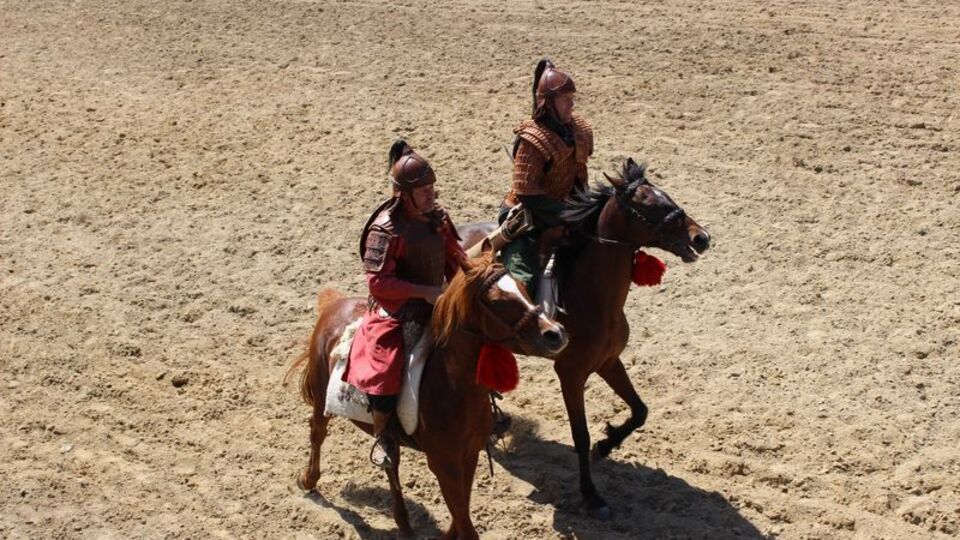 Okçular, altın dolu küpü kırmak için yarıştı