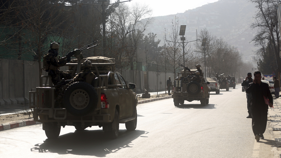 Afganistan'ın batısındaki şehre dört koldan Taliban saldırısı!