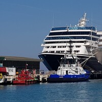 Dünya turuna çıkan dev gemi Kuşadası'nda