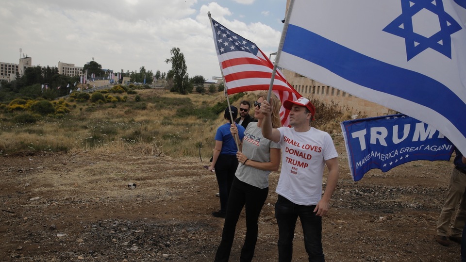 Elçilik binası önünde korkunç sloganlar: 'Onları yakın, dövün, öldürün'