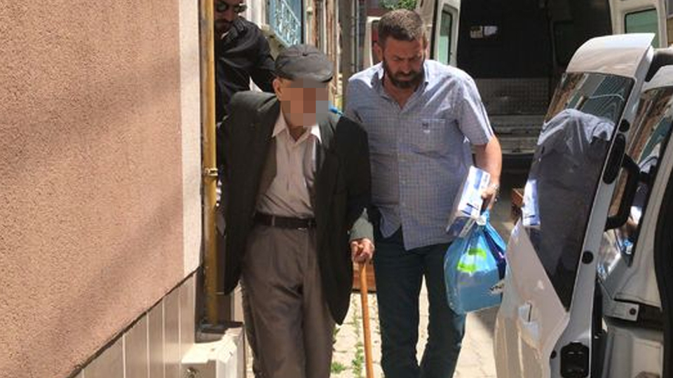 81 yaşında, bastonla zor yürüyor ama yaptığı şey korkunç!