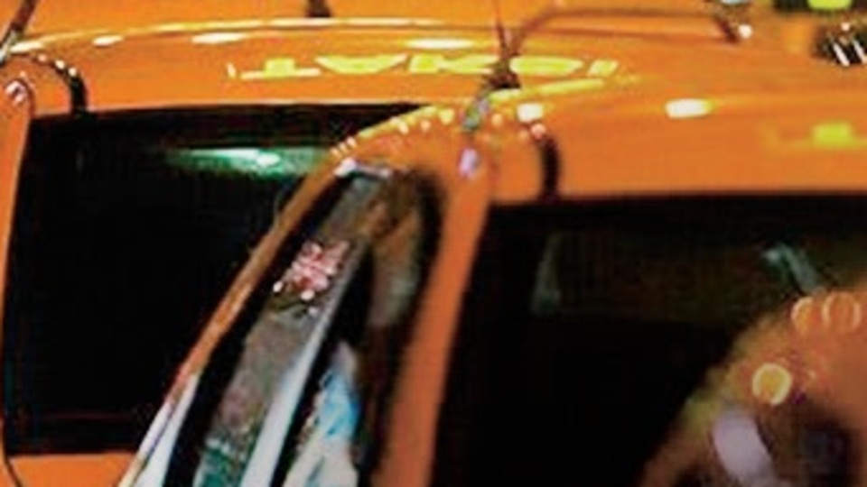 Takside unutulan parayı ve ziynet eşyasını sahibine teslim etti!