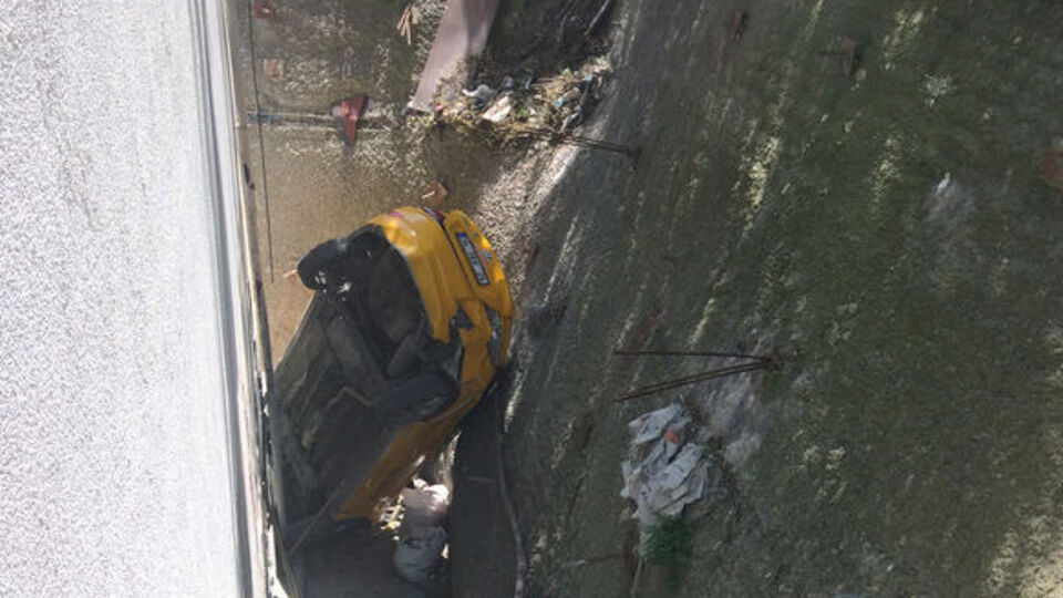 Taksi 30 metre yükseklikten düştü!