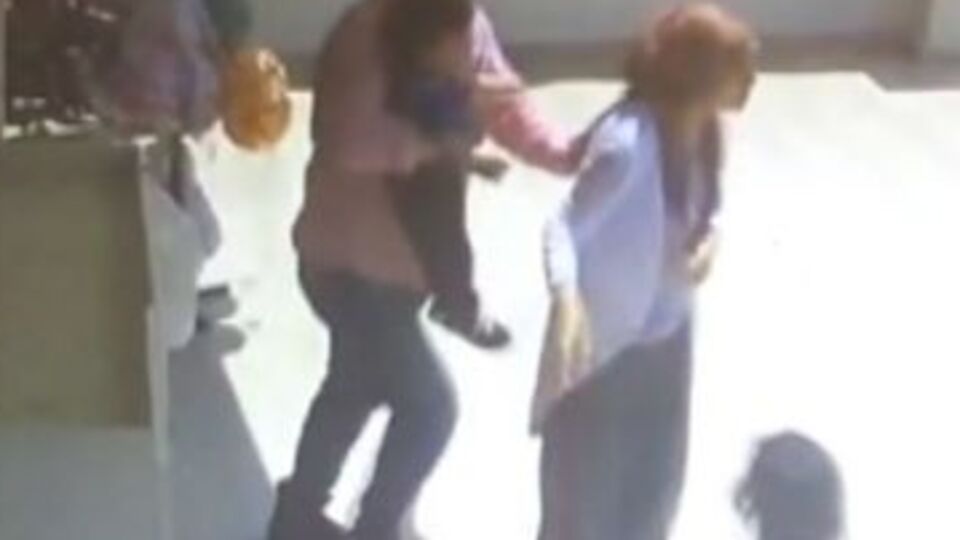 Ölmemek için kadın ve çocukları kendisine siper etti!