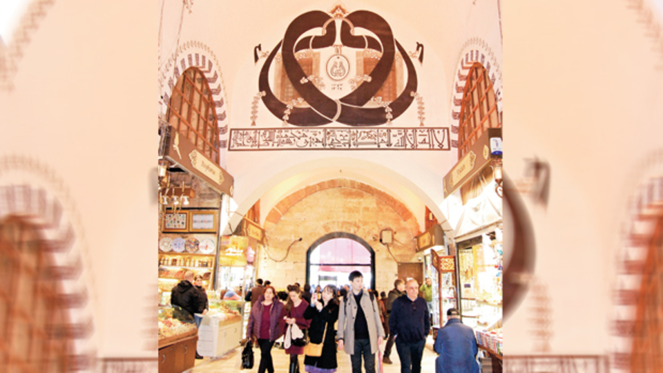 Mısır Çarşısı'nın çifte dervişi geri döndü