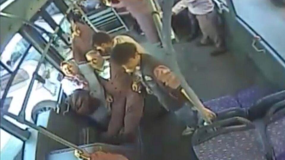 Şoför durakları sıra sıra geçti, hiçbirinde durmadı! O anlar kamerada