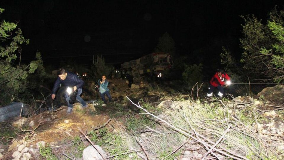 Muhtar, şarampole yuvarlanan kamyondan bir anda atladı!