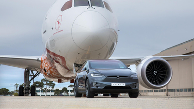 Tesla'dan dünya rekoru! 130 tonluk uçağı çekti