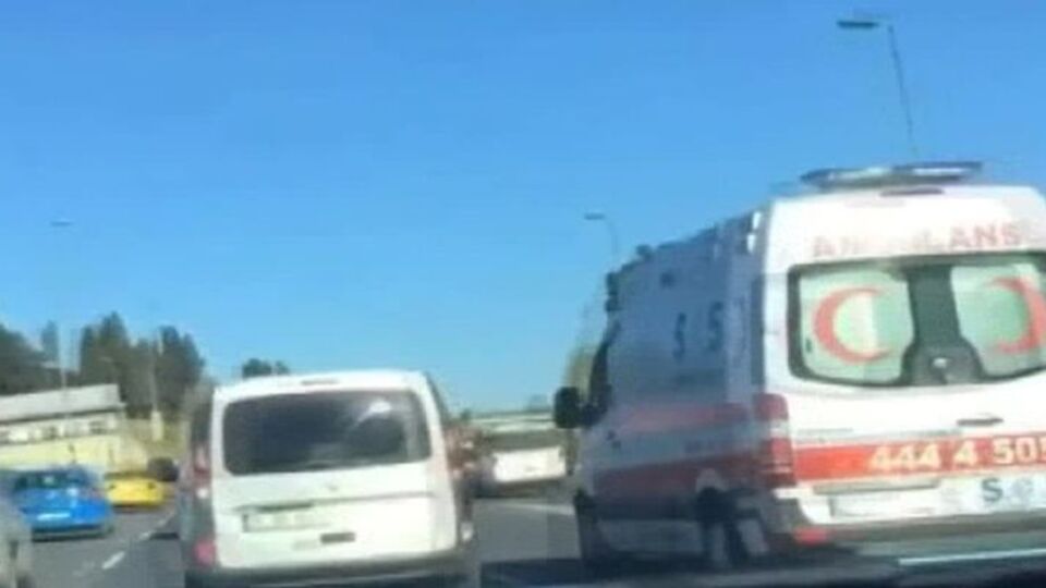 Yer: E-5 Otoyolu... Utanmadan bir de kaydetti!