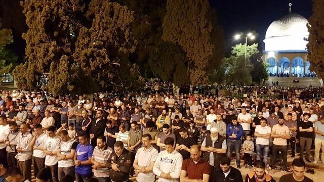 Kudüs'te Aksa ilk teravih için doldu taştı