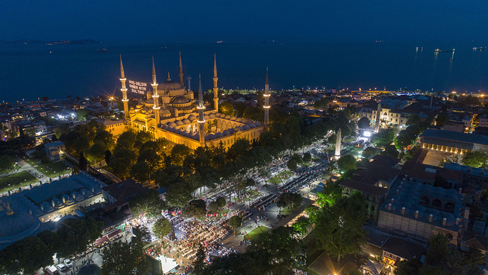 Türkiye ramazanın ilk gününde iftar sofralarında buluştu