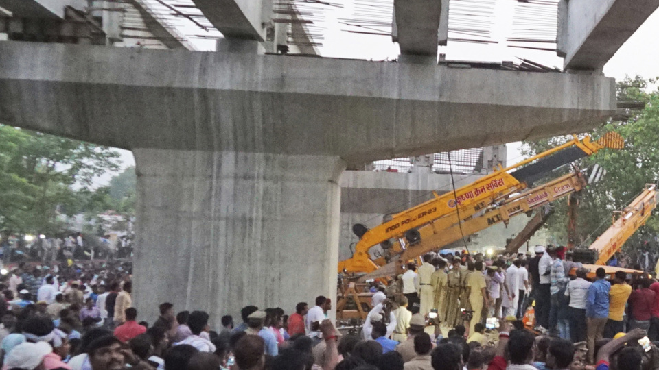 Hindistan'da üst geçit çöktü: 18 ölü