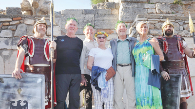 Efes'te turiste Roma temalı karşılama