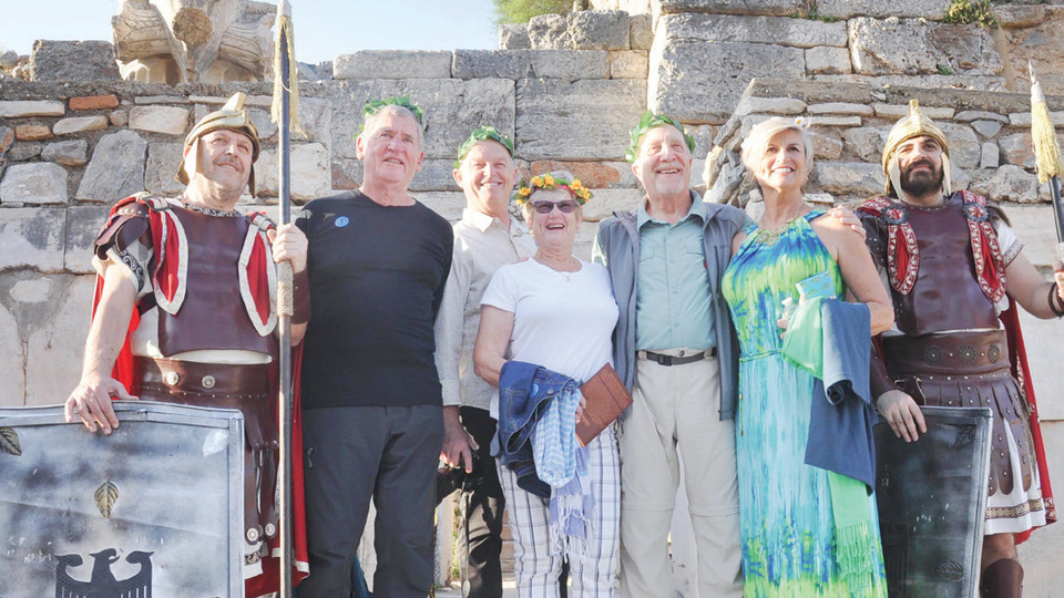 Efes'te turiste Roma temalı karşılama